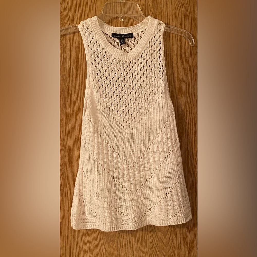 Girls Derek Heart sleeveless sweater top. Size Medium